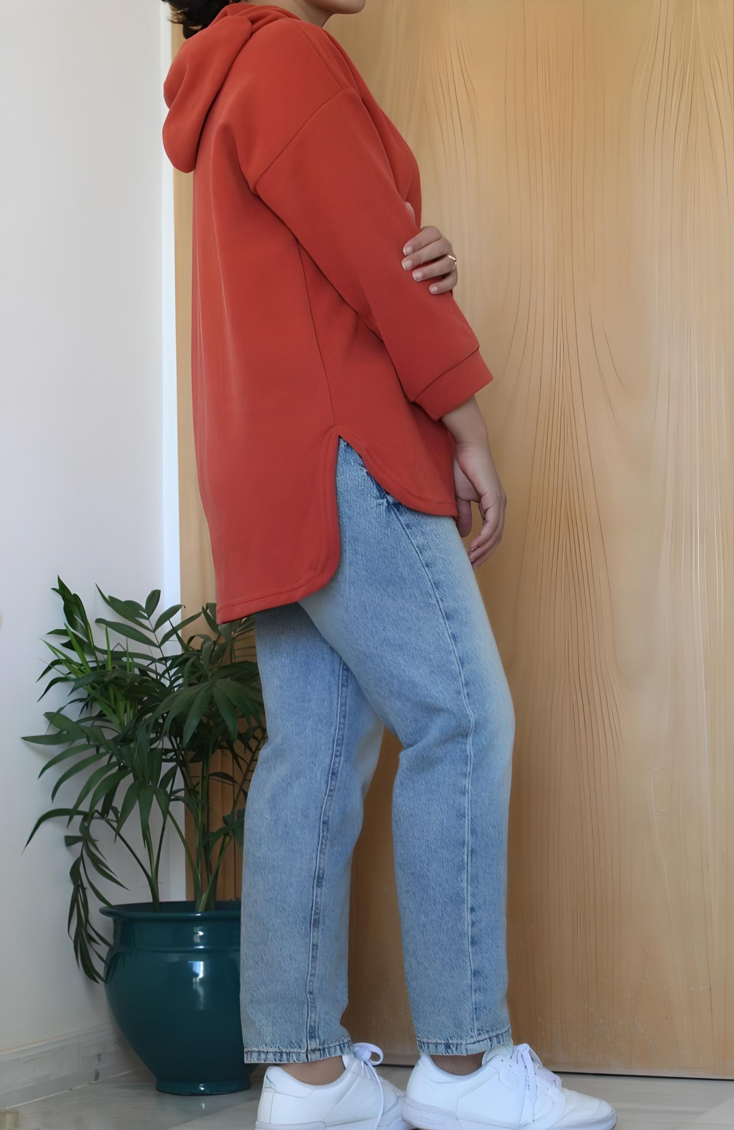 Pull femme orange à capuche - profil